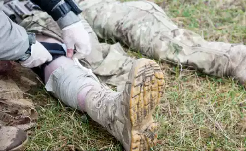 Noga opatrywana przy pomocy bandażu izraelskiego.